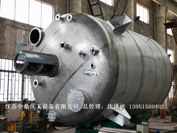 50立方/30立方不銹鋼反應釜 內盤管式蒸餾釜制造現(xiàn)場
